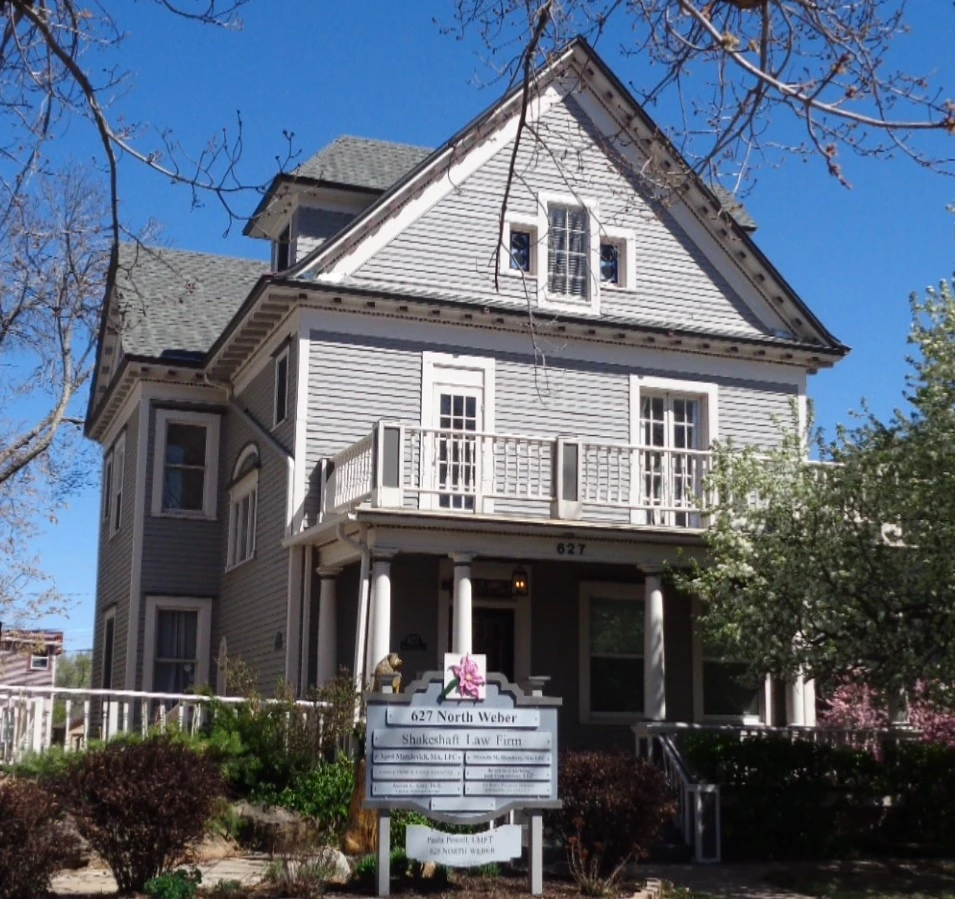 The front porch of the Crescita Counseling office at 627 N Weber St